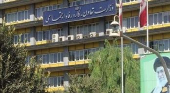Tunus hareketinin bir benzeri mi: Tahran'da bir genç bakanlık önünde kendisini yaktı