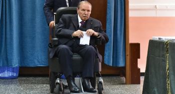 Askerler Buteflika adaylığını geri çektirdi, seçim ertelendi, kazanan kaybeden meçhul