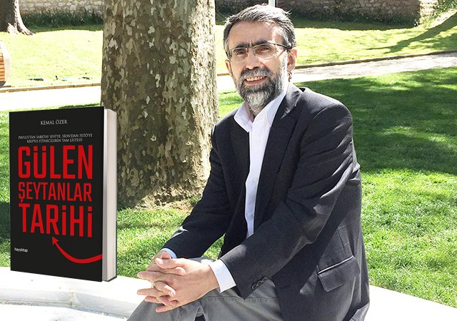 Kemal Özer, Kocaeli Kitap Fuarı'nda kitaplarını imzalıyor