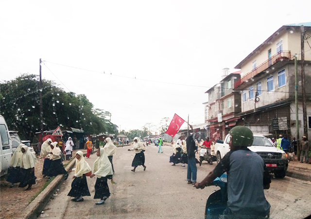 Zanzibar'da trafik Osmanlı bayrağı ile duruyor