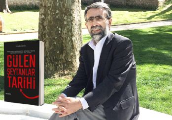 Kemal Özer, Kocaeli Kitap Fuarı'nda kitaplarını imzalıyor