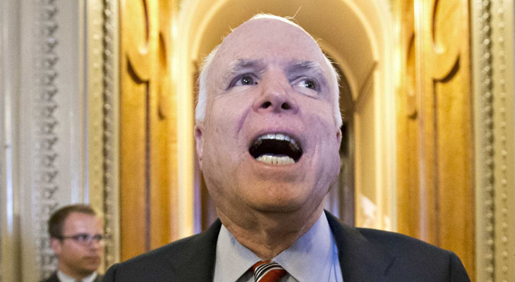 Trump, nalları diken McCain'in övülmesini bile tahammül edemedi