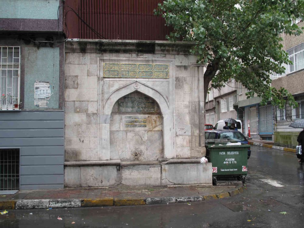 Küçük esnafın üzerine çökmeyi ve laf ebeliği yapmayı çok iyi bilen hükümet üyeleri okusun