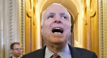 Trump, nalları diken McCain'in övülmesini bile tahammül edemedi