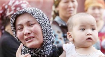 Alçak Çin şimdi de Müslüman çocuklara el koyuyor