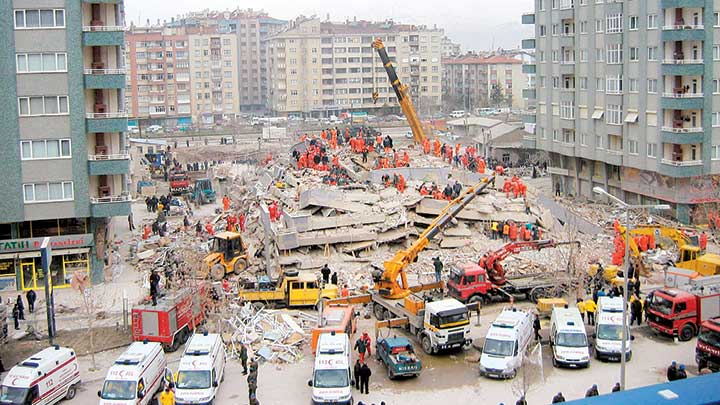 2 Subat 2004 gunu 11 katli Zumrut Apartmani yerle yeksan olmus 92 kisi hayatini kaybetmisti