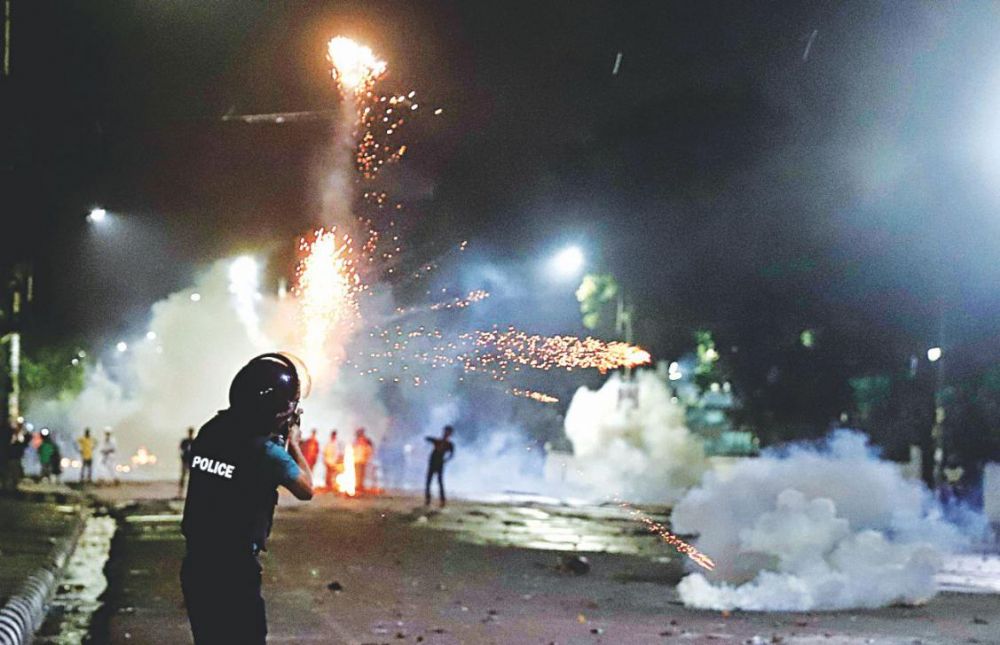 Bangladeş'te öğrenci gösterilerinden üzücü kareler