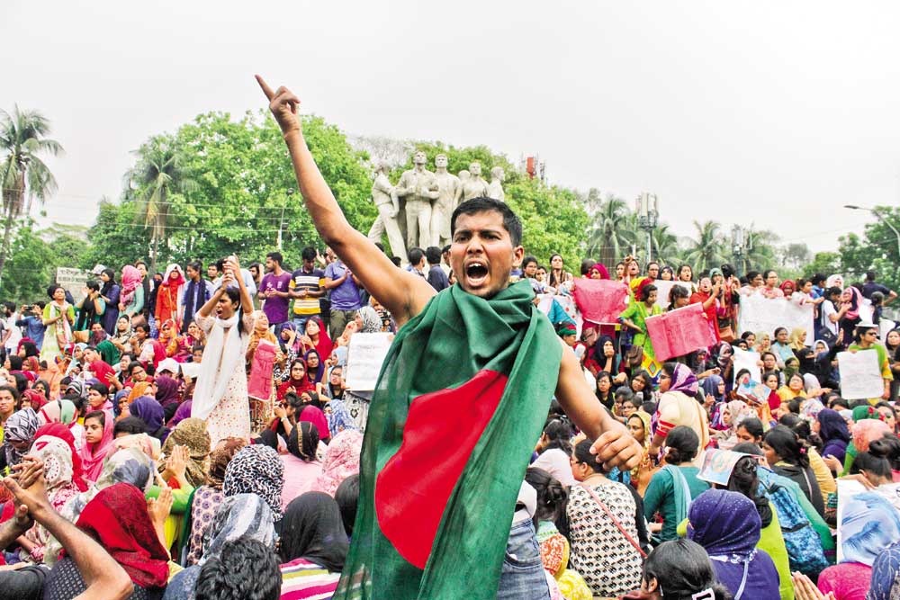 Bangladeş'te öğrenci gösterilerinden üzücü kareler