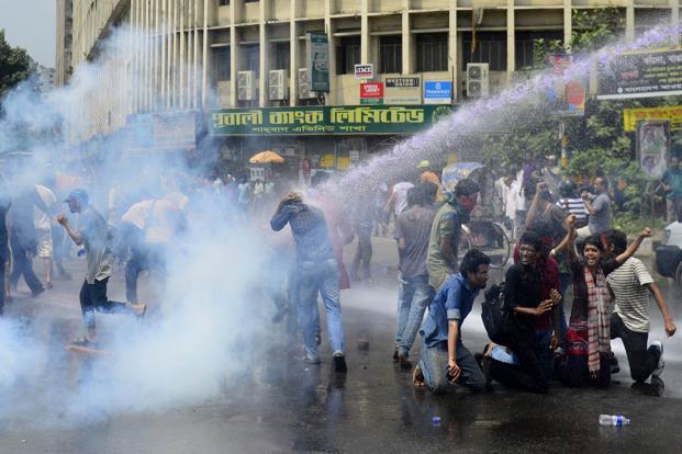 Bangladeş'te öğrenci gösterilerinden üzücü kareler