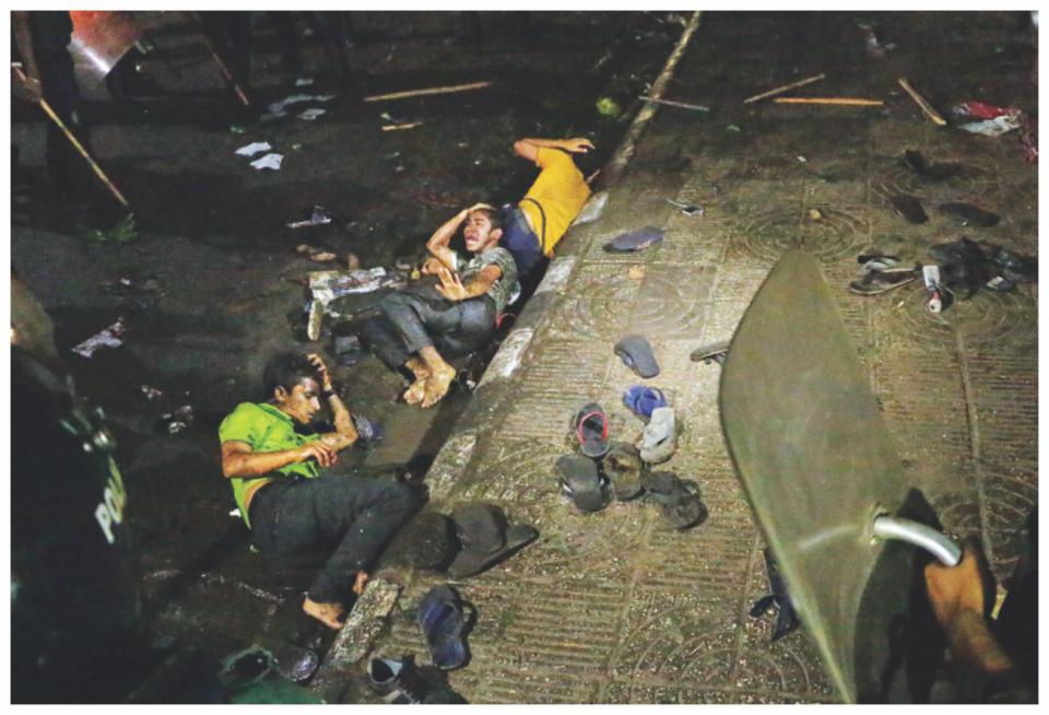 Bangladeş'te öğrenci gösterilerinden üzücü kareler